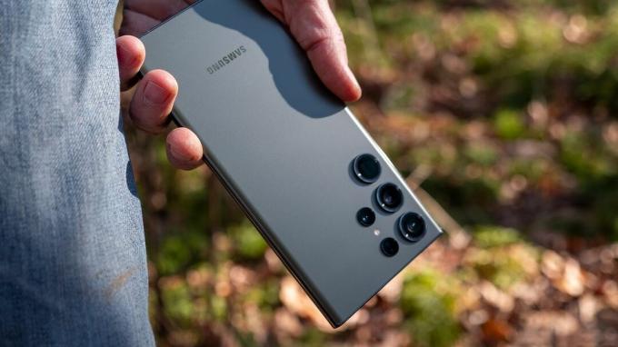 Die Rückseite des grünen Samsung Galaxy S23 Ultra