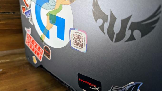 Tile Lost and Found Labels QR-Code-Aufkleber auf der Rückseite eines ASUS-Laptops.