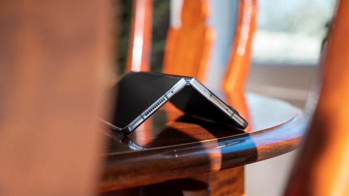 Samsung Galaxy Z Fold 4 im Flex-Modus auf einem Tisch