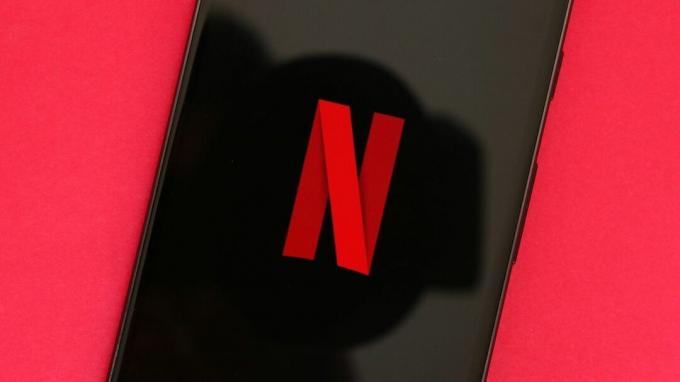 Netflix-sovelluksen logo puhelimessa