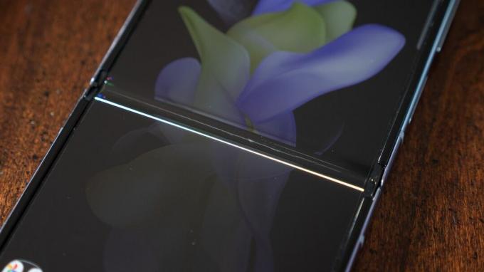 Ein Samsung Galaxy Z Flip 4 mit einem Display, bei dem das Scharnier gebrochen ist