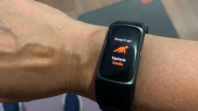 Fitbit Charge 5 zeigt Cardio-Zone auf dem Bildschirm an