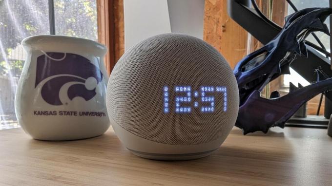 Amazon Echo Dot kellolla (5. sukupolvi, 2022)