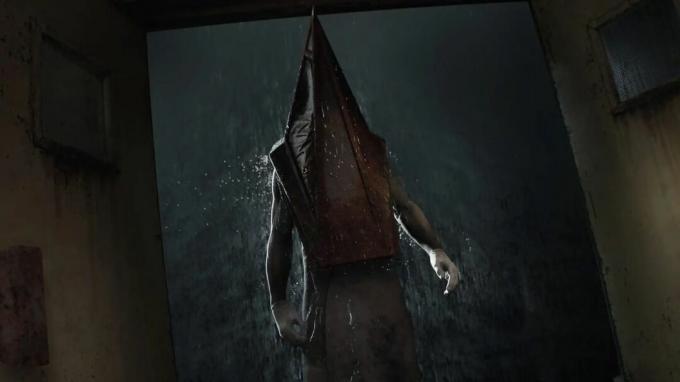Silent Hill 2 yeniden yapımı Pyramid Head yağmurda