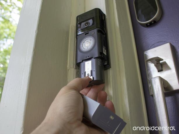 „Ring Video Doorbell 4 08“ baterijos pašalinimas