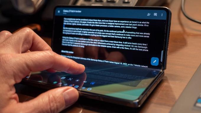 Použití spodní poloviny displeje Samsung Galaxy Z Fold 4 jako trackpadu v režimu Flex
