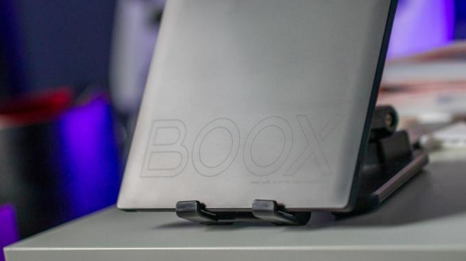 Логотип Boox на задней стороне Onyx Boox Leaf 2.