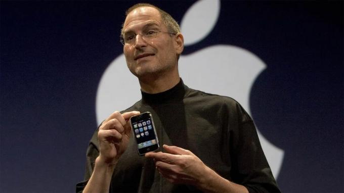 Steve Jobs memegang iPhone asli saat pengumuman bahkan di tahun 2007