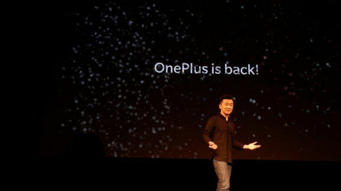 Carl Pei, mede-oprichter van OnePlus, op het podium om over het bedrijf te praten tijdens het lanceringsevenement van 2017.