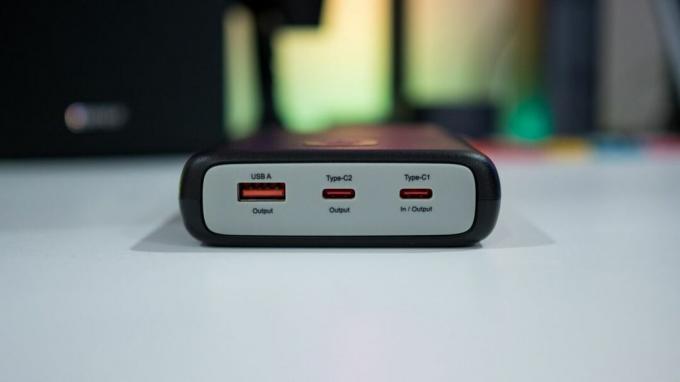 מבט מהצד של Stuffcool 85W Power Bank מציג שלוש יציאות USB