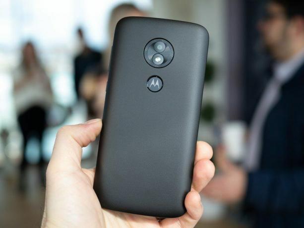 „Moto E5“ yra vienas iš nedaugelio plastikinių telefonų, kuriuos galite įsigyti 2019 m.