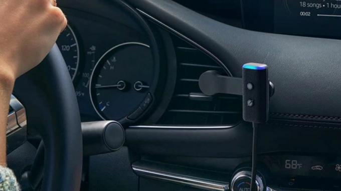 Amazon Echo Auto Gen 2 ברכב בזמן נהיגה.