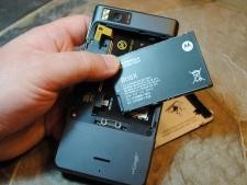 Droid X -akku ja MicroSD-kortti