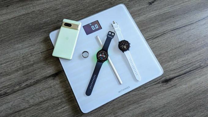 Pixel 7, Galaxy Watch 5, Fossil Gen 6 Wellness Edition и кольцо Oura Ring на весах Withings Body Cardio
