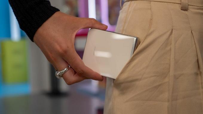 मुड़े हुए Samsung Galaxy Z Flip 5 को जेब में रखना