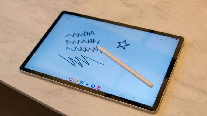 Skriver på Galaxy Tab S9 FE med S Pen