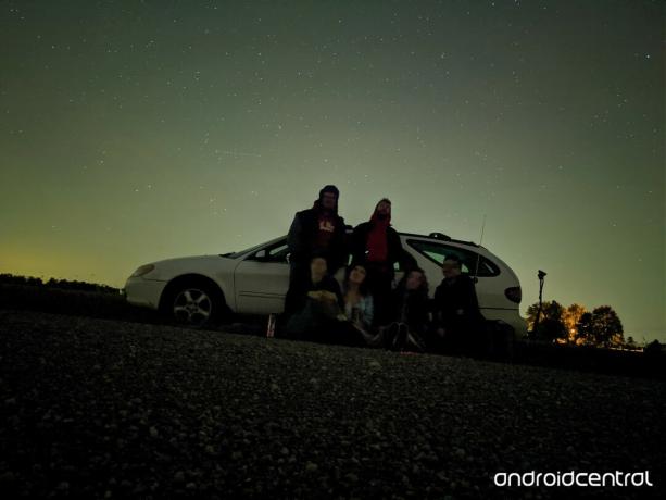 Grupas astrofotogrāfijas paraugs no Pixel 4