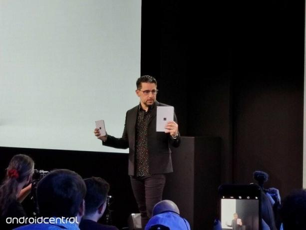 Panos Panay på scenen med Surface Neo og Surface Duo