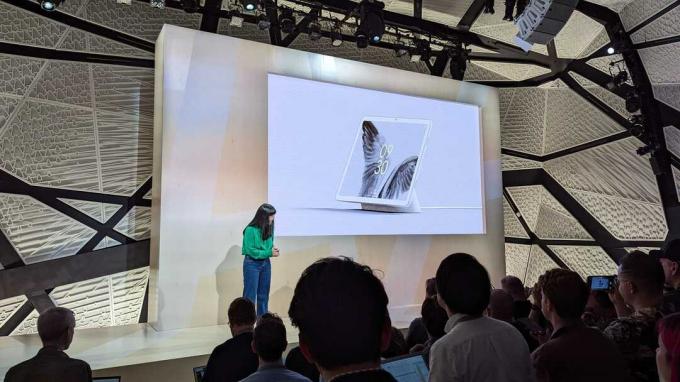 Tablet Google Pixel s dokovací stanicí pro nabíjecí reproduktory