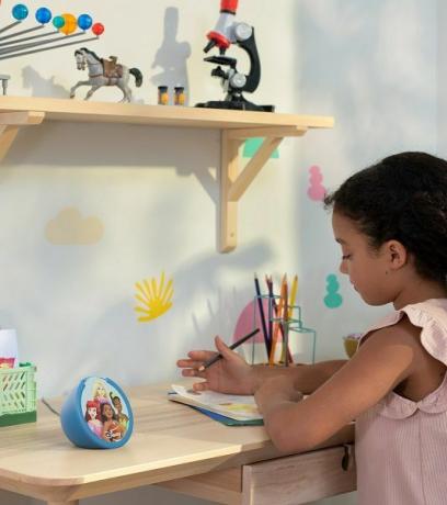 En Amazon Echo Pop Kids i et Disney Princess-tema sidder på et skrivebord.