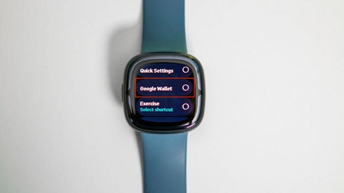 Vælg Google Wallet for et langt tryk på genvej på Fitbit Sense 2