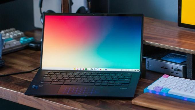 ASUS Chromebook CX9 डेस्क पर बैठा है
