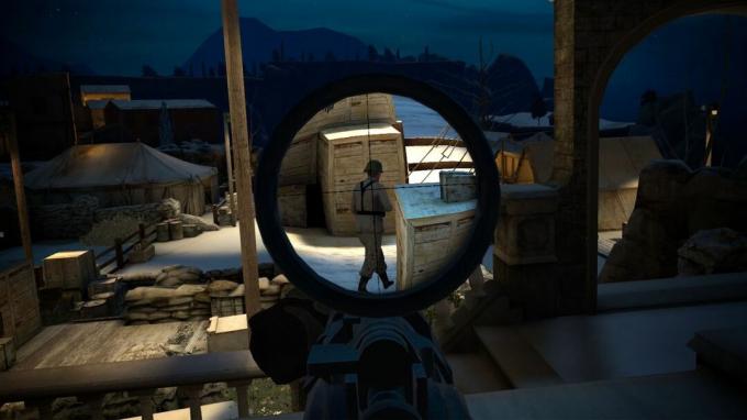 Un garde vu à travers l'objectif zoomé d'une lunette de sniper