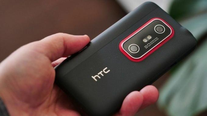HTC EVO 3D in der Hand