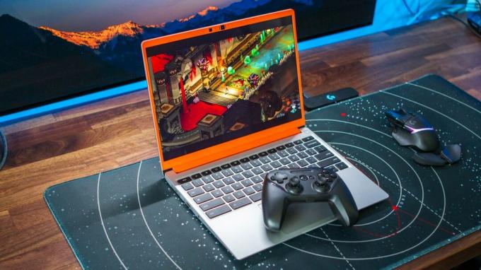 Laptop Chromebook Edition s rozhraním, ktorý hrá Hades v službe Steam s ovládačom SteelSeries