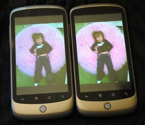 „Nexus One“ ekrano testas (att versija kairėje)