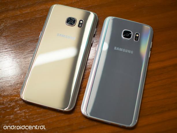 هاتف Samsung Galaxy S7 edge باللون الفضي والذهبي