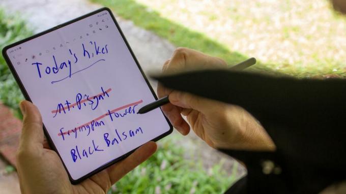 Menulis catatan di Samsung Galaxy Z Fold 3 dengan S Pen Fold Edition