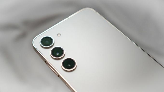 Alloggiamento della fotocamera del Samsung Galaxy S23 Plus su sfondo bianco