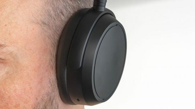 Zbliżenie lewego nausznika słuchawek Sennheiser Momentum 4 Wireless.