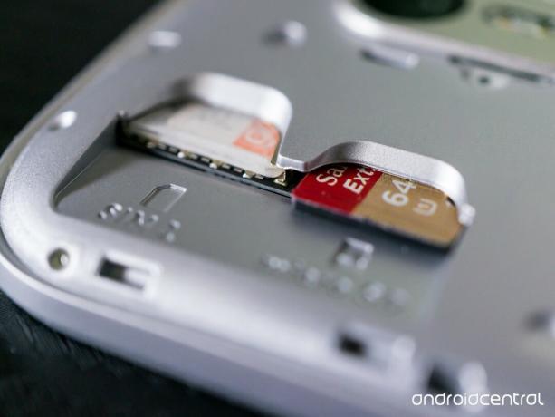 Moto G 2015 SIM un SD kartes