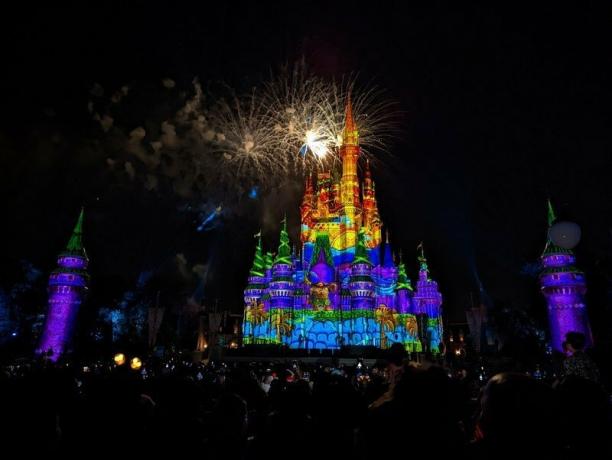 La cámara Pixel 6 muestra un detalle de proyección de encantamiento con fuegos artificiales