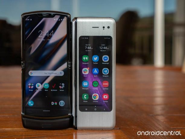 Samsung Galaxy Fold proti Motorola RAZR