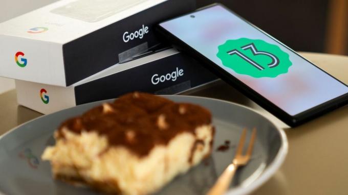 Android 13-logo op Pixel 6 met Tiramisu-dessert op de voorgrond