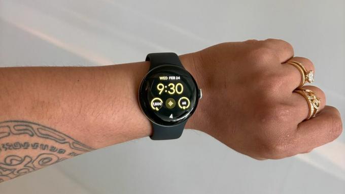 A Google Pixel Watch 2 viselése