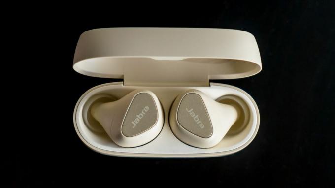 Jabra Elite 5 slušalice u njihovoj kutiji.
