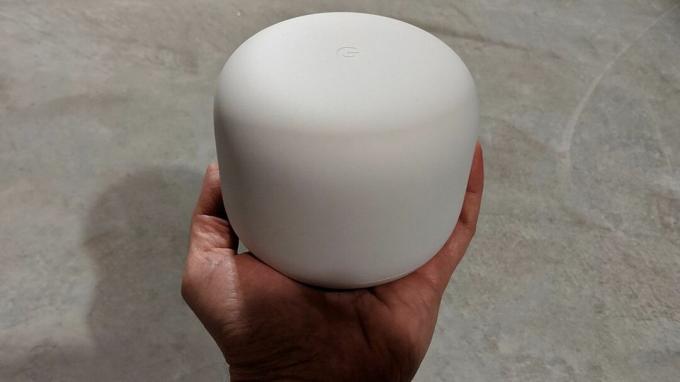 Router Nest Wifi trzymany w jednej ręce