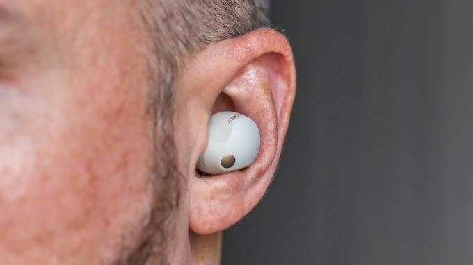 Tampilan jarak dekat dari earbud Sony WF-1000XM5 di telinga.
