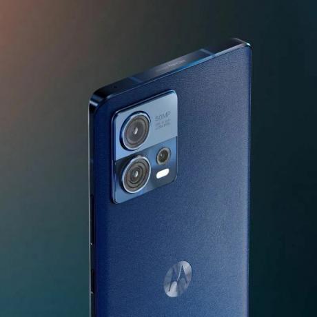A Motorola Edge 30 Fusion Neptune Blue színben, vegán bőrrel