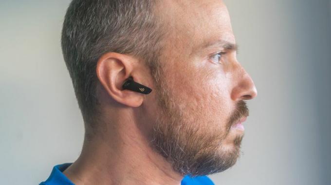 Edifier NeoBuds S kõrvaklappide kandmine.