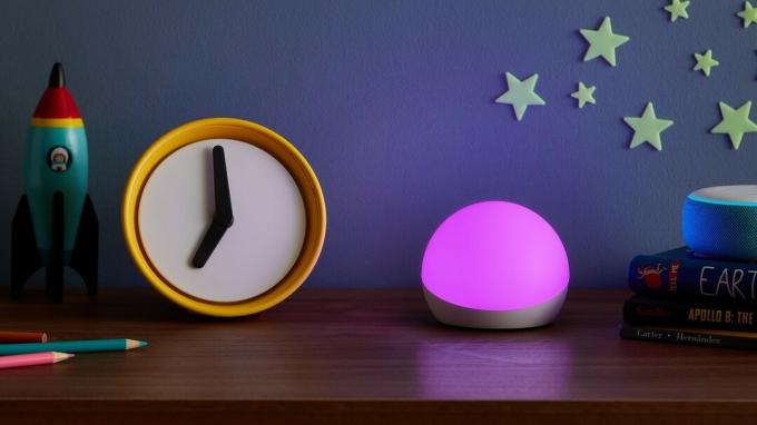 Amazon Echo Glow ljubičasta spavaća soba