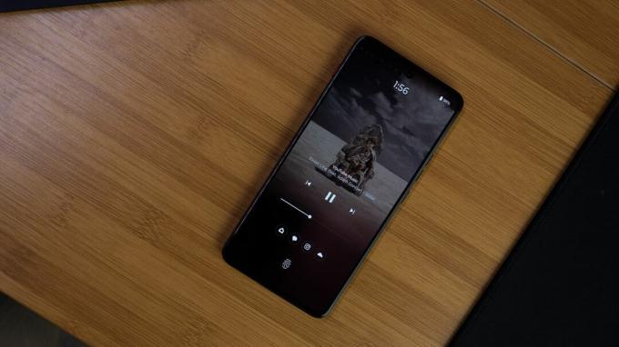Musikk på låseskjermen til ThinkPhone fra Motorola