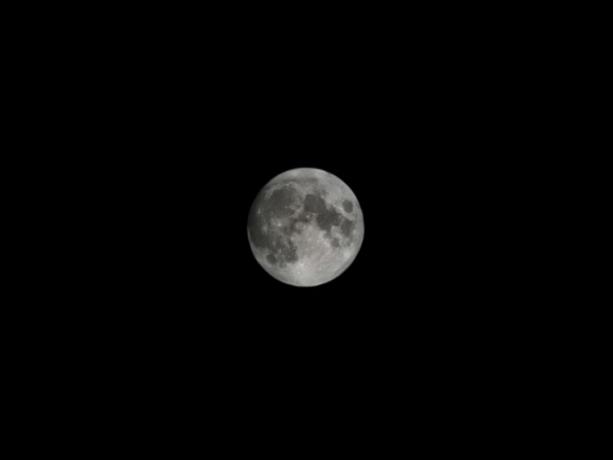 30-кратный зум Луны, сделанный на Galaxy S22