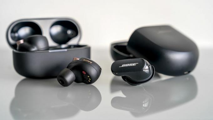 Sony WF-1000XM4 in slušalke Bose QuietComfort Earbuds II drug poleg drugega.