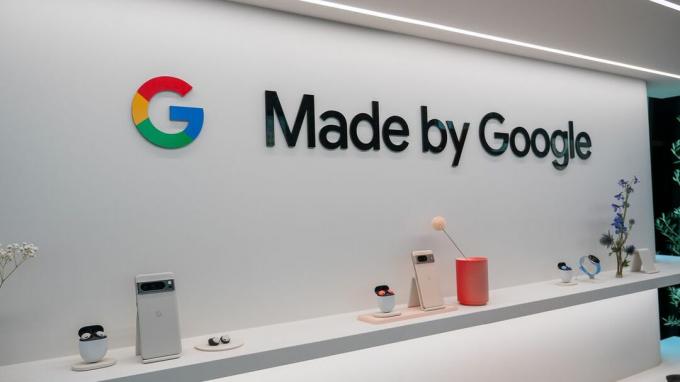 Made by Google logotips ar Pixel 8, Pixel Buds, Pixel Watch 2 un citiem Google produktiem zem tā