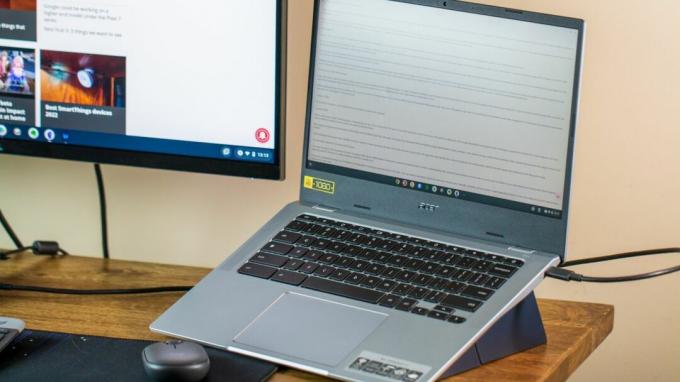 جهاز Acer Chromebook 514 على المكتب